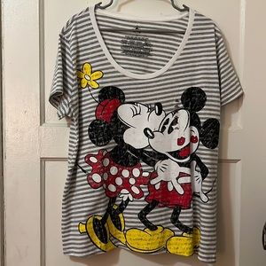 Disney NWT, Womens Sz 2XL Minnie kissing Mickey Mouse T-shirt